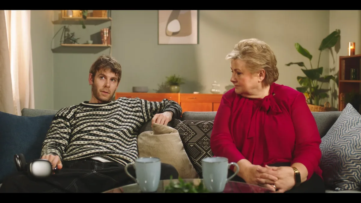 Lars og Erna på sofaen i Parterapi