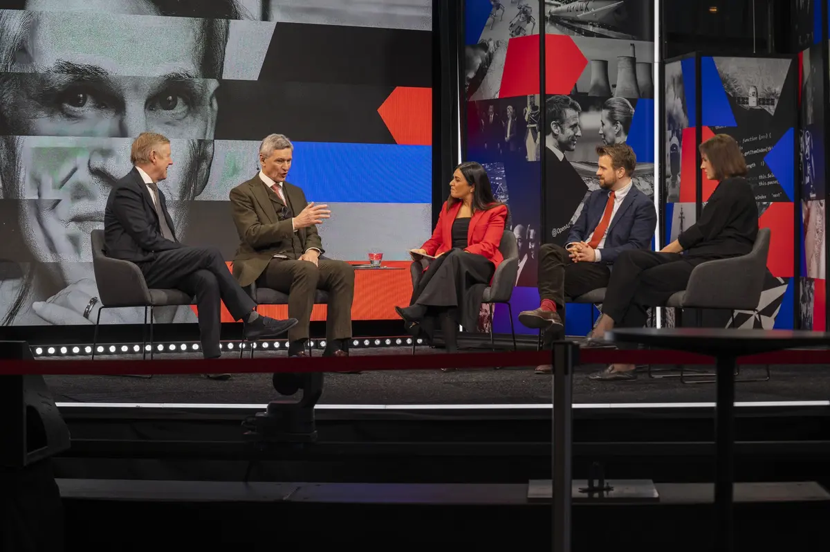 Panelsamtale med fem deltakere på scenen under Vestlandskonferansen