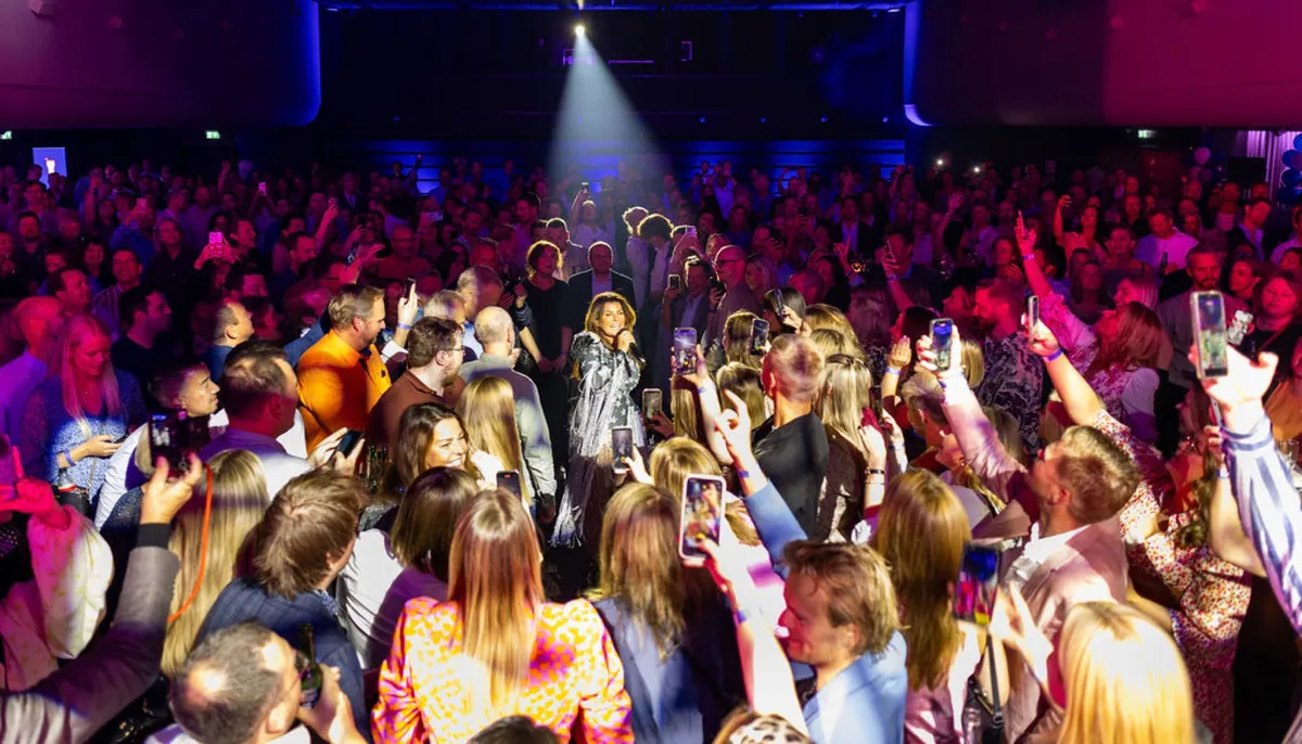 Jublende festpublikum foran scenen