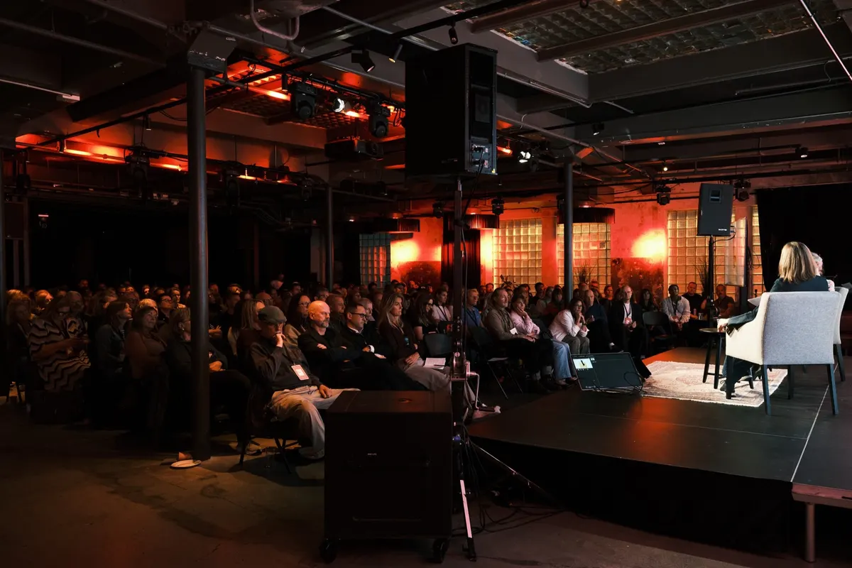 Oversikt over salen på Kulturhuset med publikum og samtale på en lav scene
