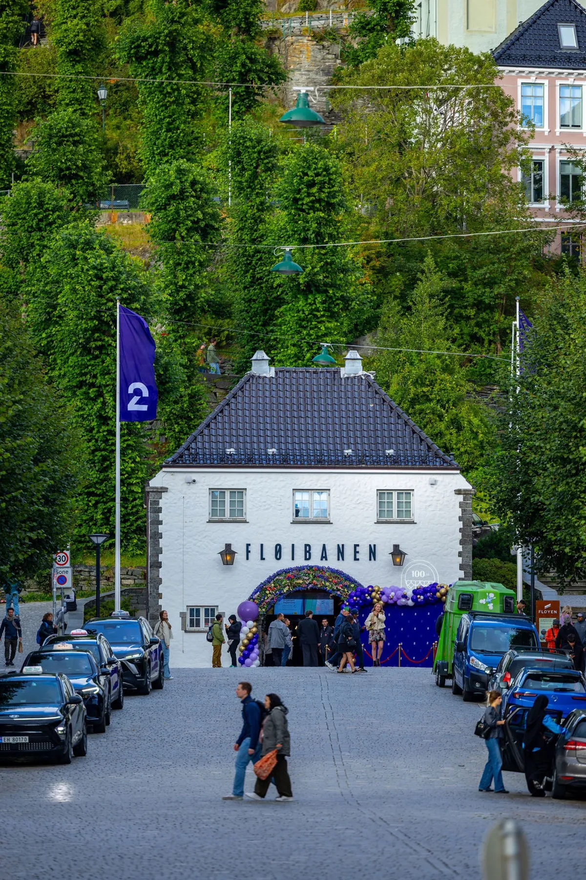 Fløibanen pyntet i TV 2-farger med ballonger og flagg